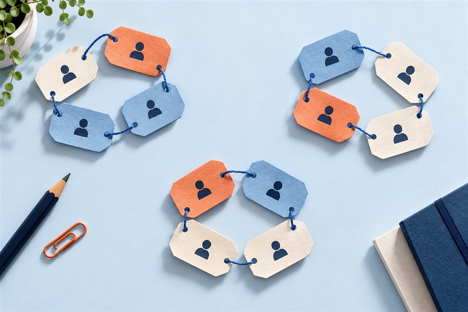 Minh họa các thẻ tên được kết nối thành ba đội, mỗi đội bốn người